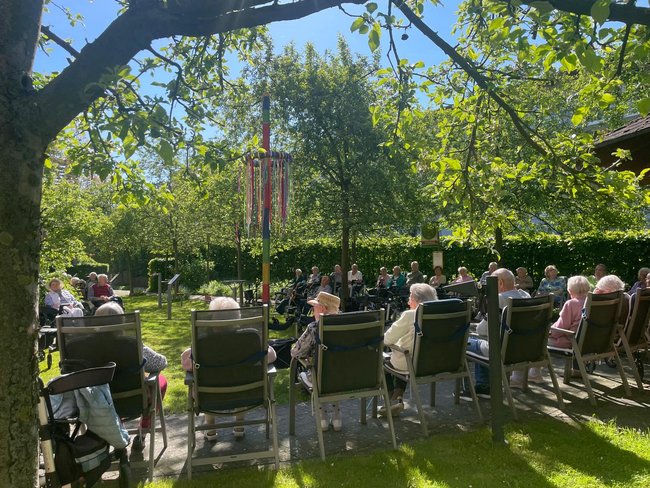 2025_Maispaziergang_Blick_auf_Maibaum