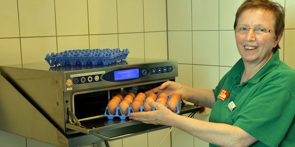 Eine Mitarbeiterin der Hauswirtschaft kümmert sich um die frischen Eier für die Bewohner.