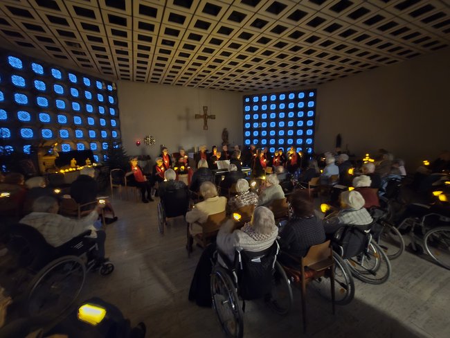 2025_Chor_Swing_mit_uns_Kapelle_Lichter