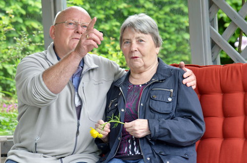 Ein älteres Ehepaar gemeinsam im Garten.