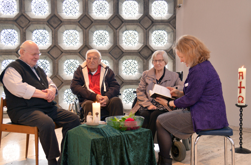 Bewohner des Seniorencentrums im Gespräch mit einer Seelsorgerin in der Kapelle.